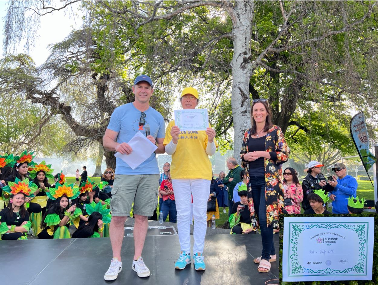 Image for article Nouvelle-Zélande : Des spectateurs saluent le Falun Dafa lors du défilé des fleurs à Hastings