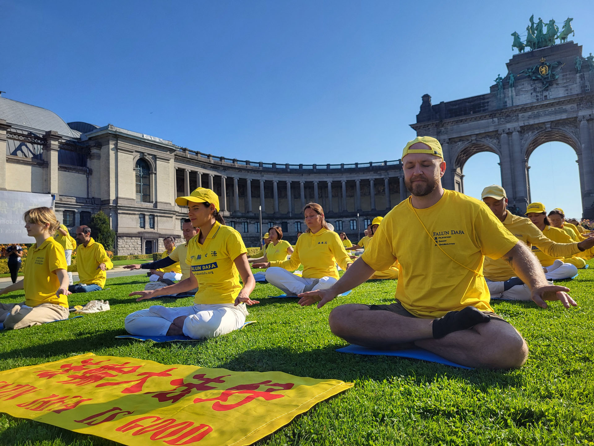 Image for article Des pratiquants décrivent comment le Falun Dafa a amélioré leur vie lors d’une activité en Belgique