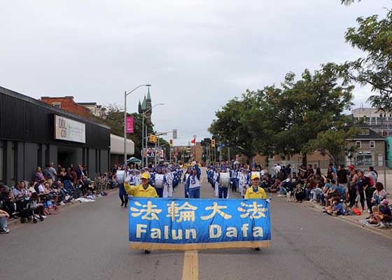 Image for article Canada : Le Falun Dafa reçoit un accueil chaleureux lors du défilé du Niagara Grape and Wine Festival