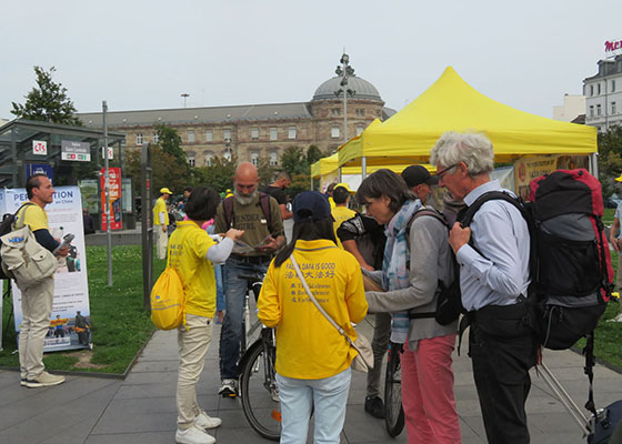 Image for article Strasbourg, France : Les pratiquants sensibilisent les gens au Falun Dafa et recueillent des soutiens