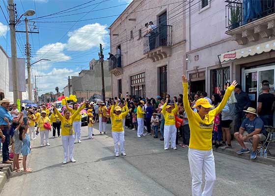 Image for article Jalisco, Mexique : Le Falun Dafa accueilli lors d’un défilé annuel