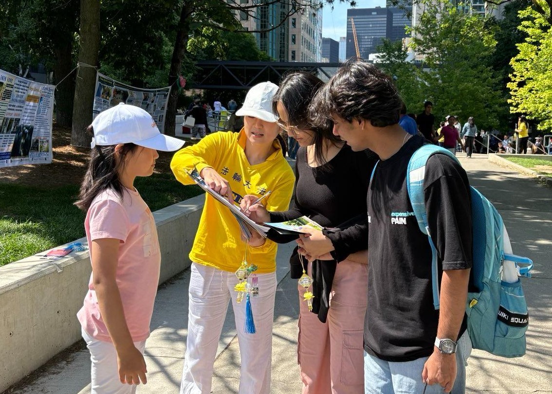 Image for article Toronto, Canada : Les gens s’informent sur le Falun Gong et la persécution au Harbour Square Park