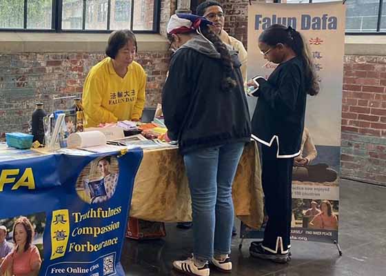 Image for article Rhode Island, États-Unis : Les gens apprennent le Falun Gong lors du festival annuel du patrimoine