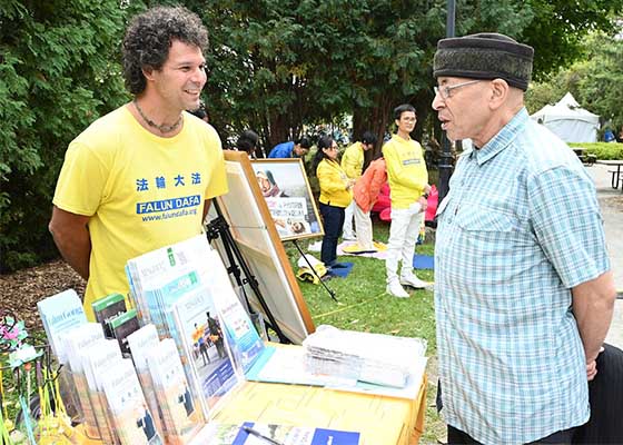 Image for article Canada : Le Falun Dafa trouve un écho auprès des gens au Festival de la paix de Victoriaville