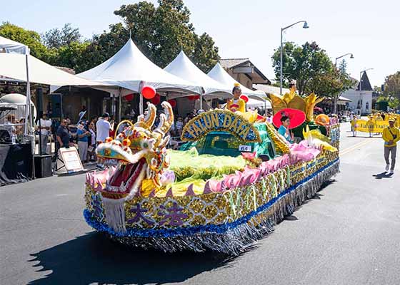 Image for article Californie : Le Falun Dafa chaleureusement accueilli au défilé des Champions