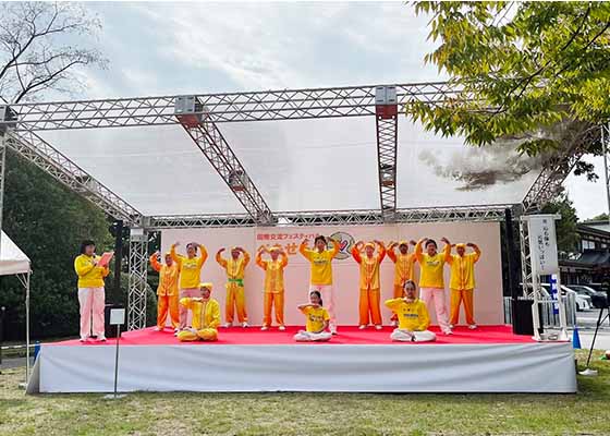 Image for article Japon : Le public exprime son soutien au Falun Dafa lors d’un festival à Hiroshima