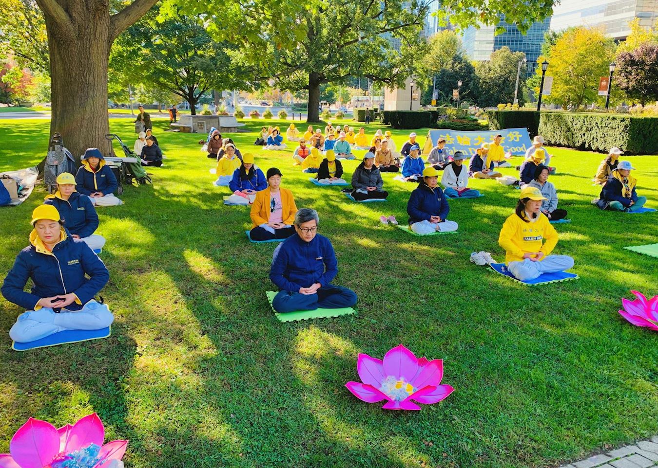 Image for article Toronto, Canada : Les exercices de Falun Dafa à Queen’s Park amènent les visiteurs à s’informer sur la méthode