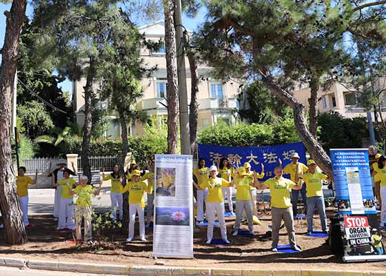 Image for article Grèce : Un rassemblement devant le consulat de Chine à Athènes pour condamner les prélèvements systématiques d’organes sur des personnes vivantes par le régime chinois