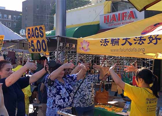 Image for article New York : Les gens s’informent sur le Falun Gong lors d’un marché de plein air