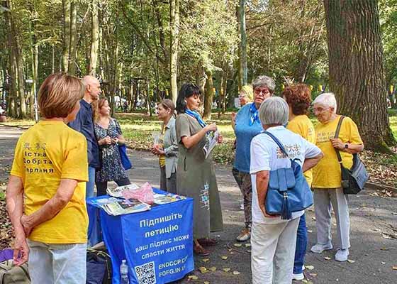 Image for article Khmelnitsky, Ukraine : Les gens découvrent le Falun Dafa lors des célébrations de la Journée de la ville