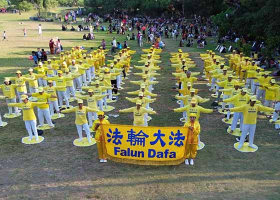 Image for article Indonésie : La méditation et les tambourins de ceinture apportent la beauté du Falun Dafa à Bali