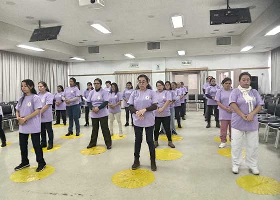 Image for article Lima, Pérou : Le personnel hospitalier apprend les exercices de Falun Gong