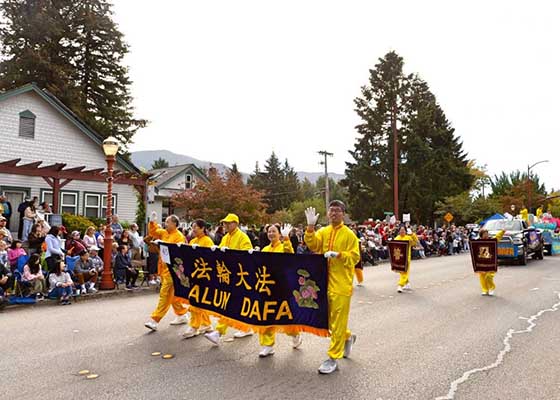 Image for article Seattle, États-Unis : Le Falun Dafa accueilli dans le défilé du Festival des jours du saumon