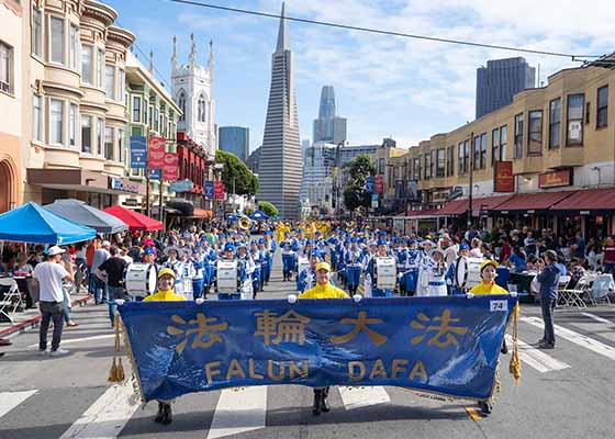 Image for article San Francisco, Californie : Un groupe de Falun Dafa participe à un défilé du patrimoine italien