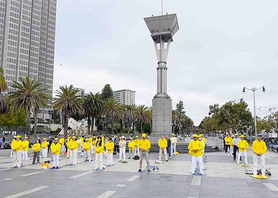 Image for article San Francisco, Californie : Les touristes s’informent sur le Falun Dafa pendant un week-end de vacances