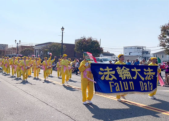 Image for article New Jersey, États-Unis : Le Falun Dafa reçoit un accueil chaleureux lors du défilé du Columbus Day du comté d’Ocean