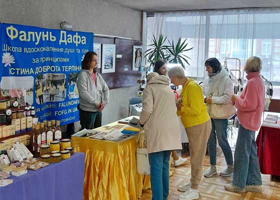 Image for article Kiev, Ukraine : Les gens découvrent le Falun Dafa à l’exposition Santé et Longévité 2024