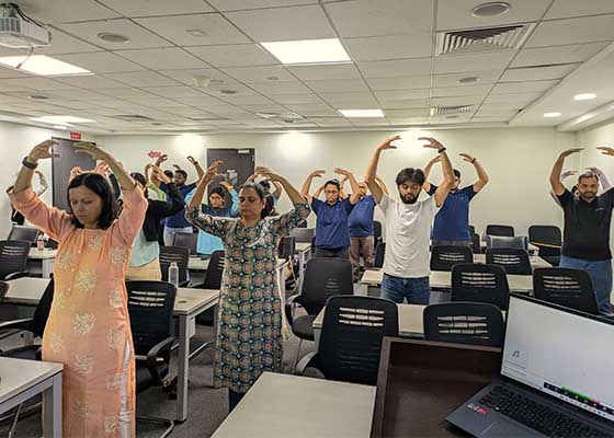 Image for article Inde : Cours d’introduction au Falun Dafa présenté dans des entreprises multinationales et des sociétés à Pune