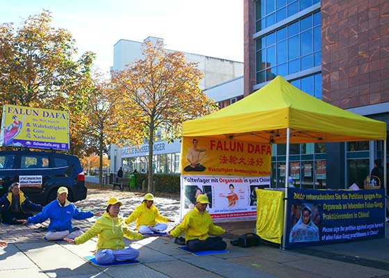 Image for article Allemagne : Les gens s’informent sur le Falun Dafa et condamnent la persécution en Chine