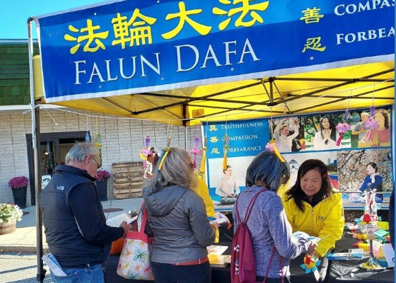 Image for article Laconia, New Hampshire, É-U : Promotion du Falun Dafa au festival de la citrouille