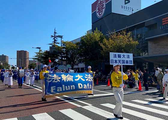 Image for article Japon : La population fait l’éloge du Tian Guo Marching Band lors du défilé de la ville d’Ube