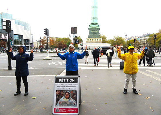 Image for article Paris : Place de la Bastille, des personnes signent une pétition pour protester contre la persécution du Falun Dafa