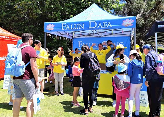 Image for article Le Falun Dafa accueilli à la foire communautaire de Rotary Carine en Australie-Occidentale