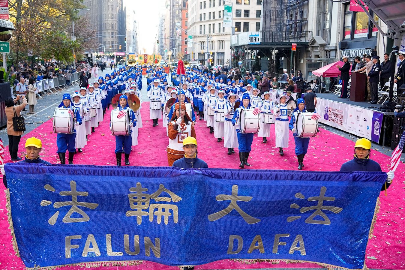 Image for article Manhattan, New York : Les gens font l’éloge du Falun Dafa lors du plus grand défilé de la Journée des anciens combattants du pays