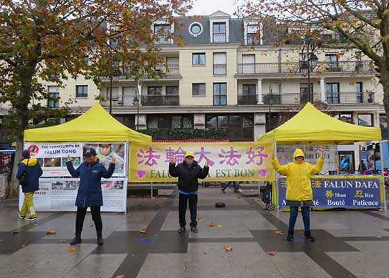 Image for article Paris : Les gens manifestent leur soutien au Falun Dafa lors d’événements informatifs