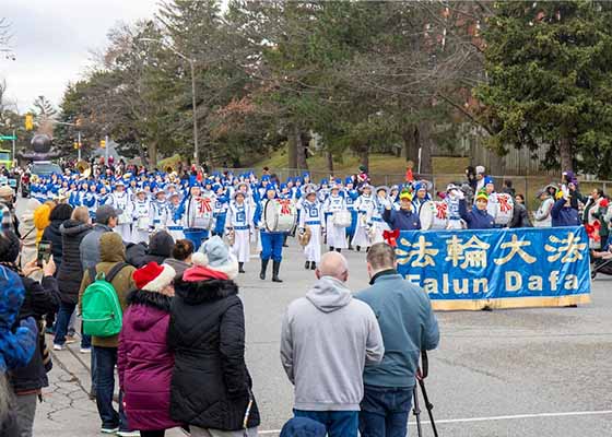 Image for article Toronto : Le principe du Falun Dafa applaudi lors des défilés de Noël