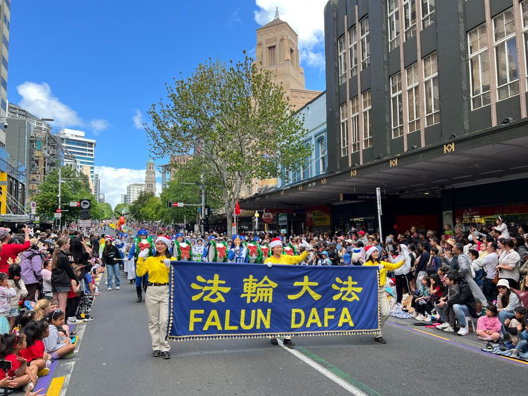 Image for article Nouvelle-Zélande : Le Falun Dafa est bien accueilli dans quatre défilés de Noël