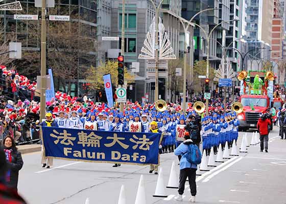 Image for article Canada : Le Tian Guo Marching Band bien accueilli dans le défilé de Noël à Montréal