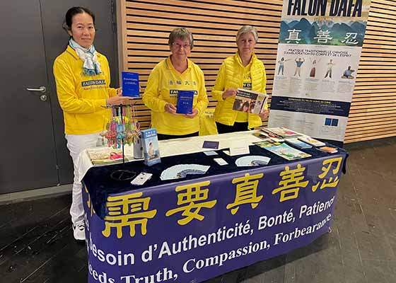 Image for article Présentation du Falun Dafa lors d’un salon de la santé dans l’ouest de la France