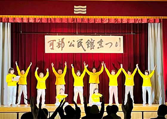 Image for article Hiroshima, Japon : Les gens découvrent le Falun Dafa lors des festivals d’automne locaux