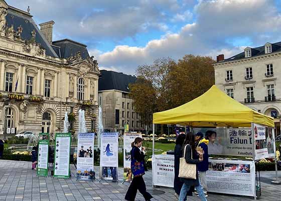 Image for article France : Des pratiquants présentent le Falun Dafa dans des villes du centre de la France