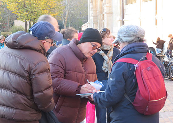 Image for article Paris, France : Le public condamne la persécution du Falun Dafa