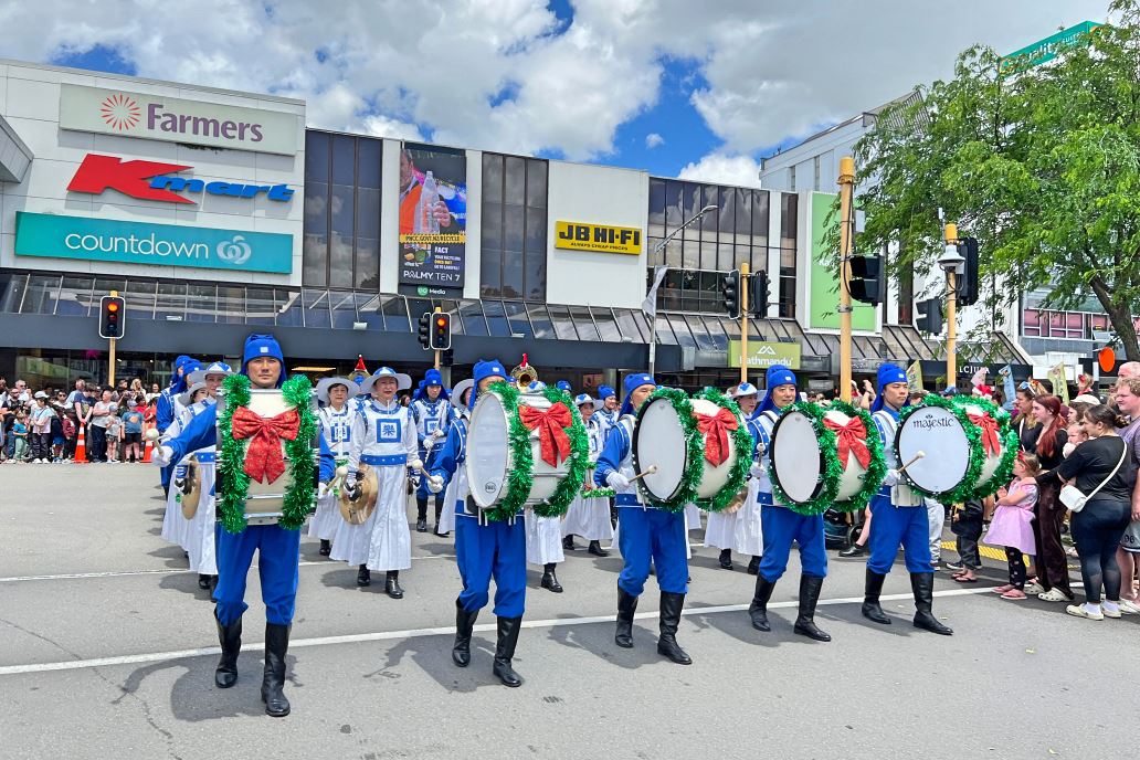 Image for article Nouvelle-Zélande : Des pratiquants de Falun Dafa participent à des défilés de Noël dans cinq villes