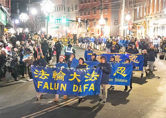 Image for article Nord de l’État de New York, États-Unis : Le groupe du Falun Dafa a reçu un bon accueil lors des défilés des lumières de Noël