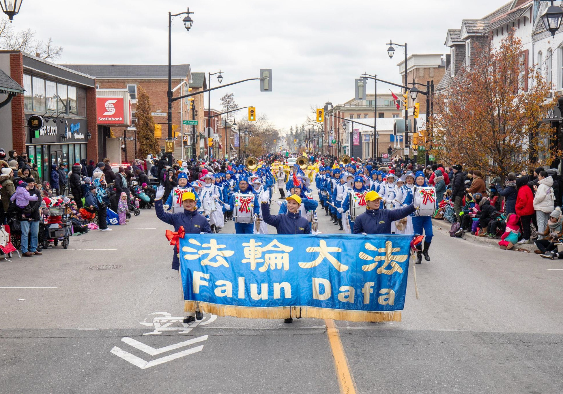 Image for article Toronto, Canada : Le Tian Guo Marching Band brille dans les défilés de Noël de la région