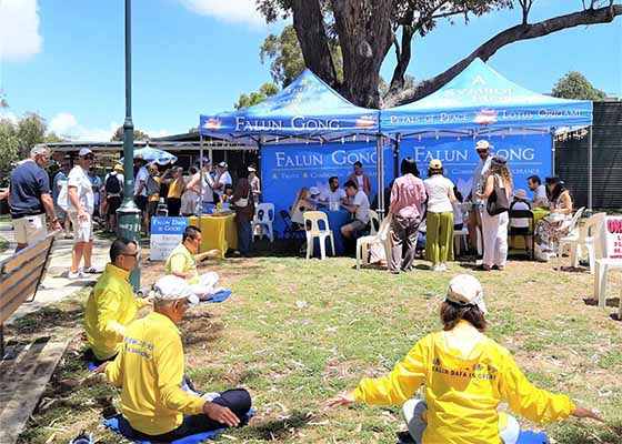 Image for article Perth, Australie : Les gens font l’éloge du principe Authenticité-Bienveillance-Tolérance, lors d’un festival communautaire