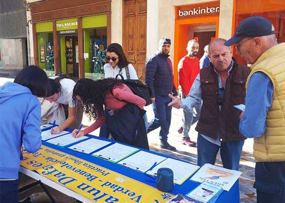 Image for article Carthagène, Espagne : Habitants de la région et touristes expriment leur soutien au Falun Dafa