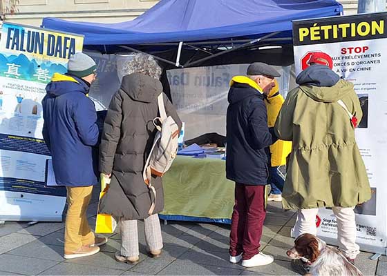 Image for article France : La population condamne la persécution du Falun Dafa lors d’activités de sensibilisation