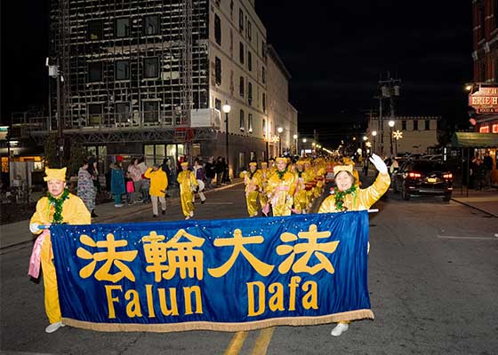 Image for article New York et Pennsylvanie, États-Unis : Des pratiquants de Dafa participent au défilé des Fêtes