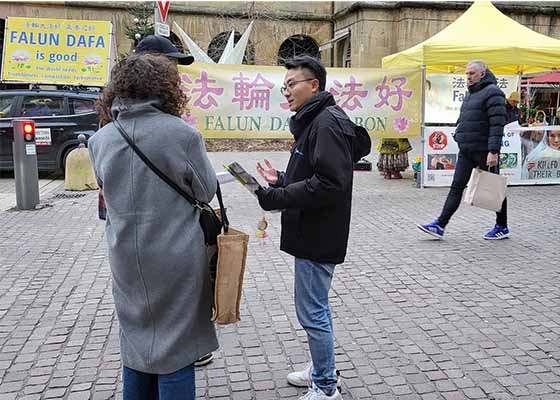 Image for article France : Les gens en apprennent davantage sur le Falun Dafa lors d’une journée d’information