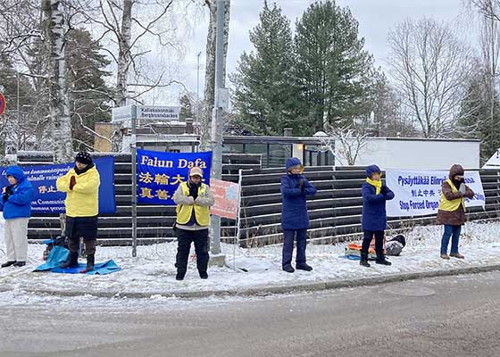 Image for article Finlande : Les gens montrent leur soutien contre la persécution lors de la Journée des droits de l’Homme