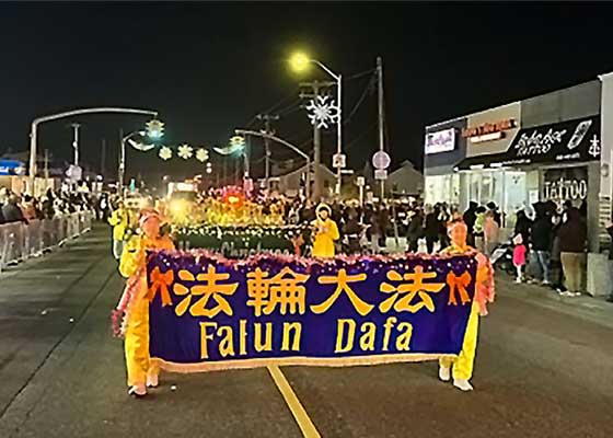 Image for article New York: Le Falun Dafa acclamé lors du défilé des Lumières électriques à Long Beach