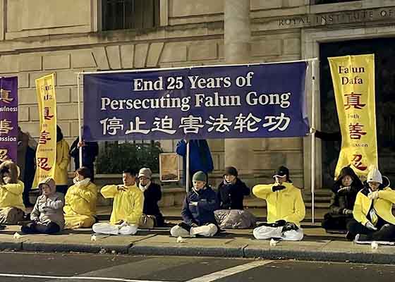 Image for article Royaume-Uni : Les pratiquants de Falun Dafa ont organisé une veillée aux chandelles à l’occasion de la Journée des droits de l’homme pour protester contre la persécution