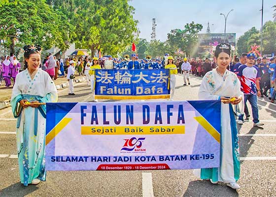 Image for article Batam, Indonésie : Le groupe du Falun Dafa se distingue lors du défilé anniversaire 2024 de la ville de Batam