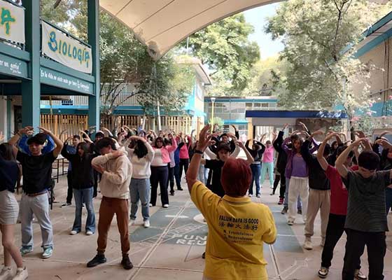 Image for article Mexique : Des pratiquants présentent le Falun Dafa dans un lycée de Mexico