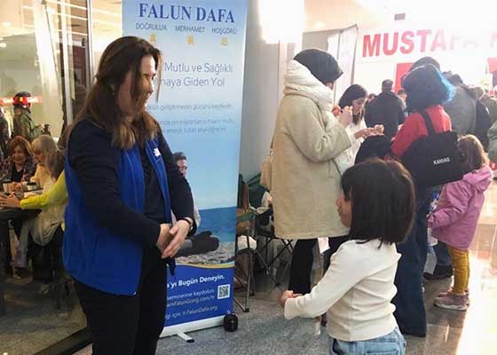 Image for article Turquie : Le Falun Dafa présenté au Salon du livre d’Ankara